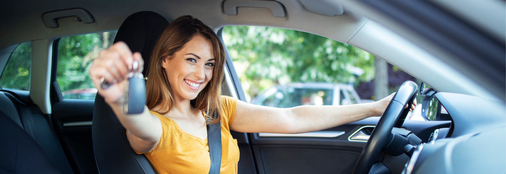 Mujer conduciendo su auto nuevo a crédito de Simpol Panamá