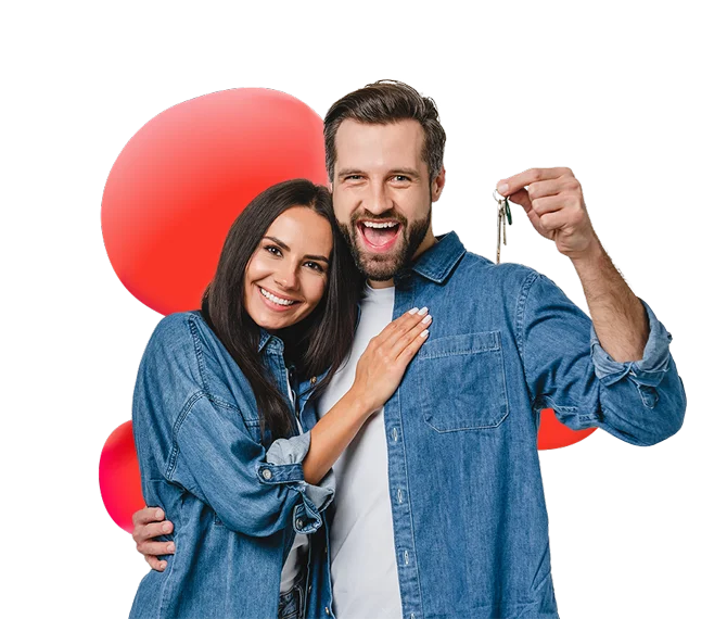 Pareja con las llaves de su auto nuevo a crédito de Simpol Panamá