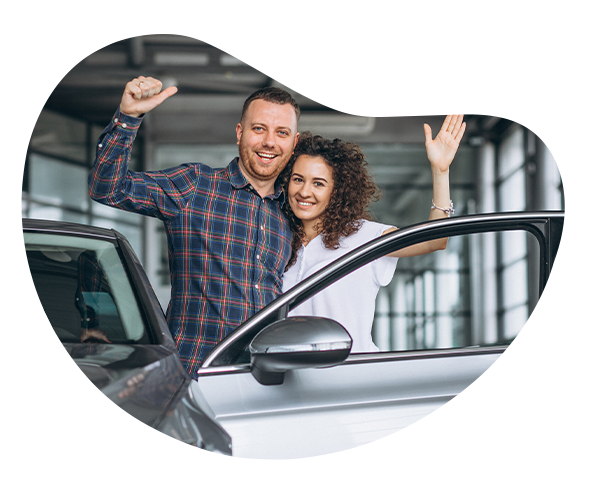 Familia feliz con su auto nuevo a crédito | Simpol Panamá